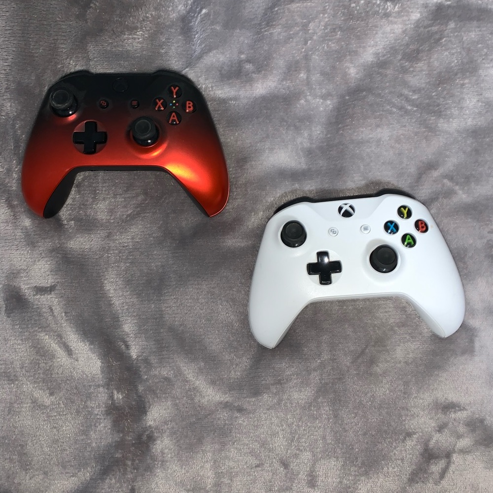 Current & Next Generation Xbox Controllers - Picture 2 of 3